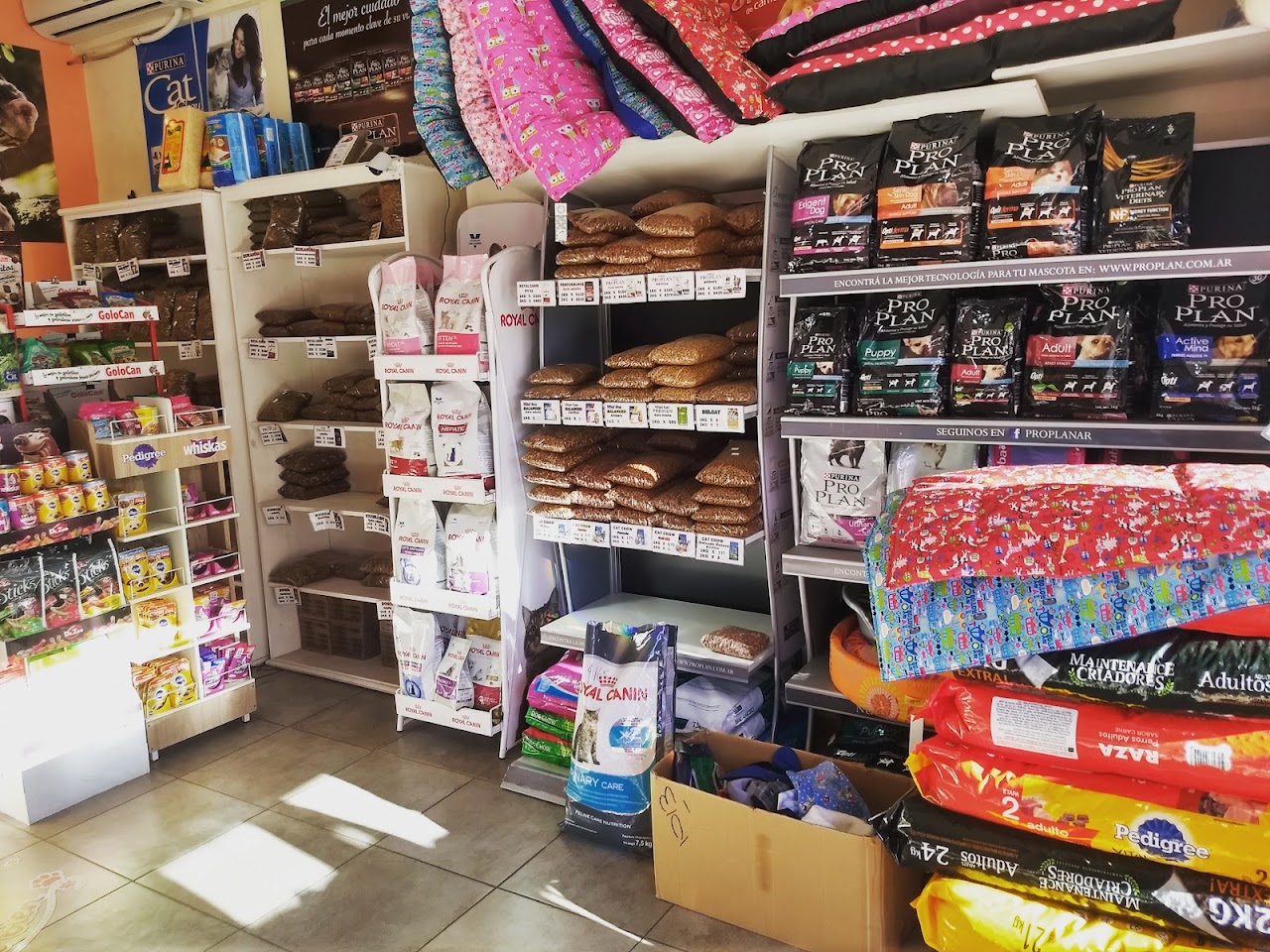 Interior de El Hogar de tu Mascota con estanterías de alimentos y accesorios